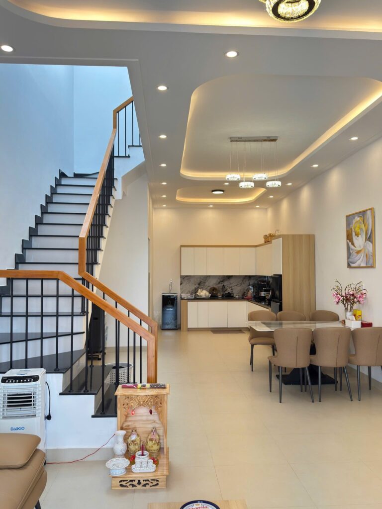Bán nhanh nhà phố hiện đại mặt tiền đường Nguyễn Trãi, P.2, Bảo Lộc, Lâm Đồng