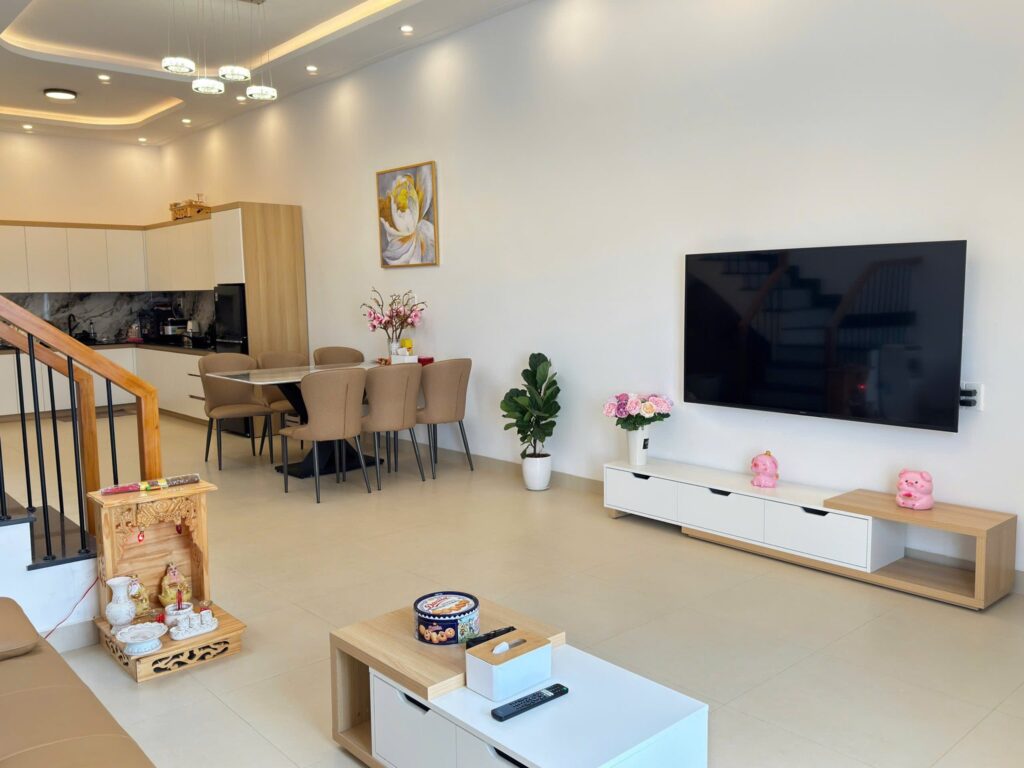 Bán nhanh nhà phố hiện đại mặt tiền đường Nguyễn Trãi, P.2, Bảo Lộc, Lâm Đồng