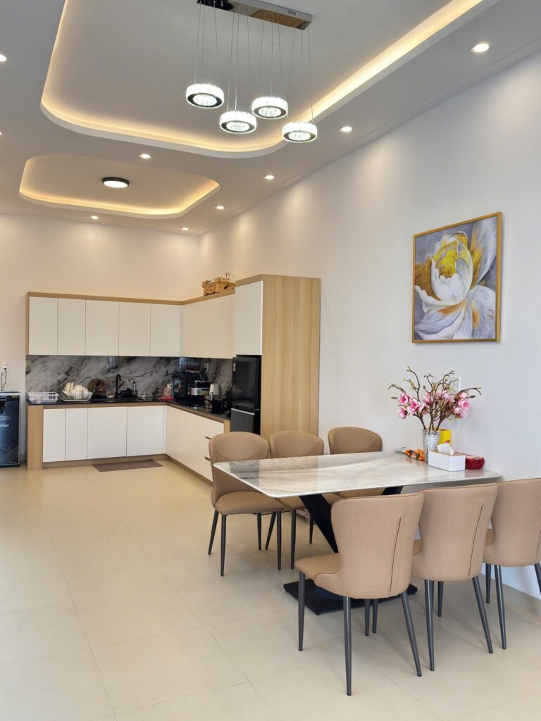 Bán nhanh nhà phố hiện đại mặt tiền đường Nguyễn Trãi, P.2, Bảo Lộc, Lâm Đồng