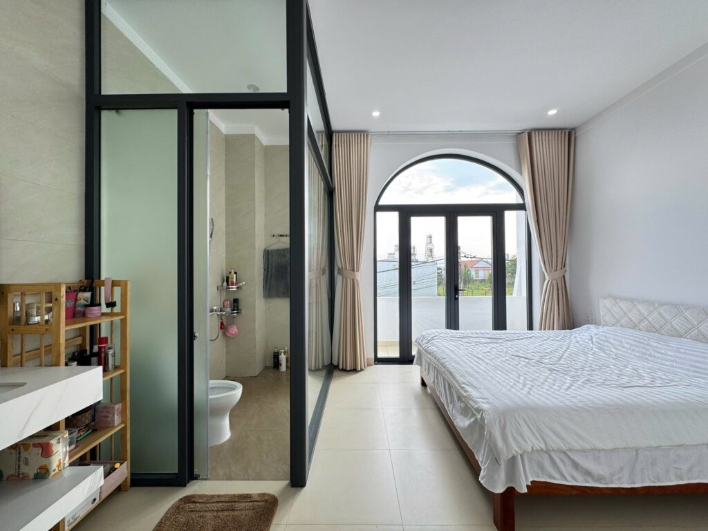 Bán nhanh nhà phố hiện đại mặt tiền đường Nguyễn Trãi, P.2, Bảo Lộc, Lâm Đồng